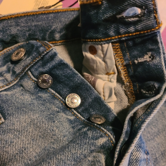 501 Skinny High Rise 26 x 28 Distressed Jean New With Tags MSRP 98.00 Button Fly - Picture 5 of 7